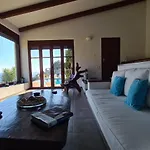 فيلة Pebbles Trikovilon